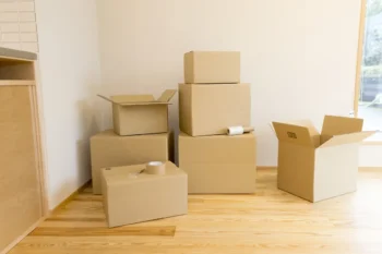 片付いた部屋に積まれた引っ越し用の段ボール箱