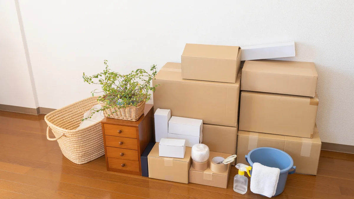 片付いた部屋に積まれた段ボール箱と荷物