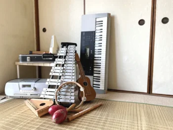 片付いた部屋に積まれた段ボール箱と不用品回収のイメージ