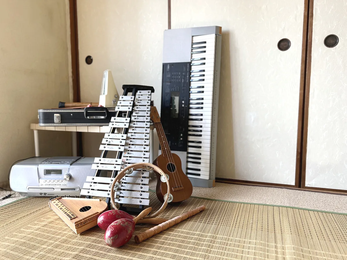 片付いた部屋に積まれた段ボール箱と不用品回収のイメージ