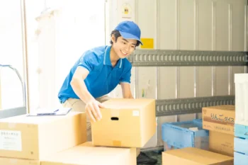 粗大ごみ回収のトラックに家具を積み込む作業の様子