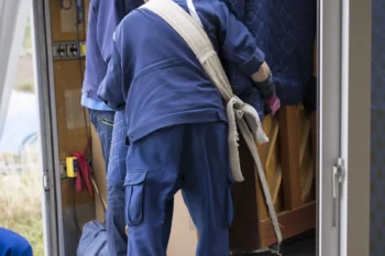 軽トラックの荷台に家具を積み込んでいる様子