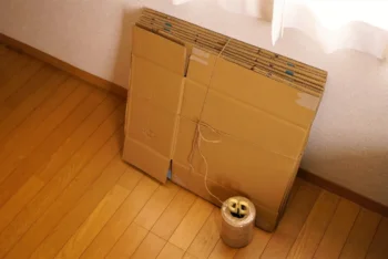 引っ越しの荷造りをする段ボール箱が積まれた室内の様子