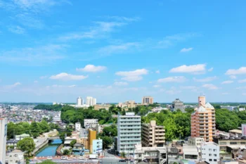 住宅街に並ぶマンションと街並みの風景