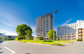 さいたま市中央区をイメージさせる都市部のマンション外観の写真