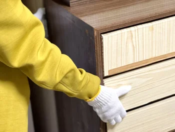 粗大ごみとして運び出される家具と作業する人の様子