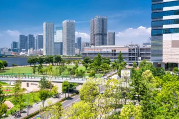 住宅街に建ち並ぶマンションと街並みの風景
