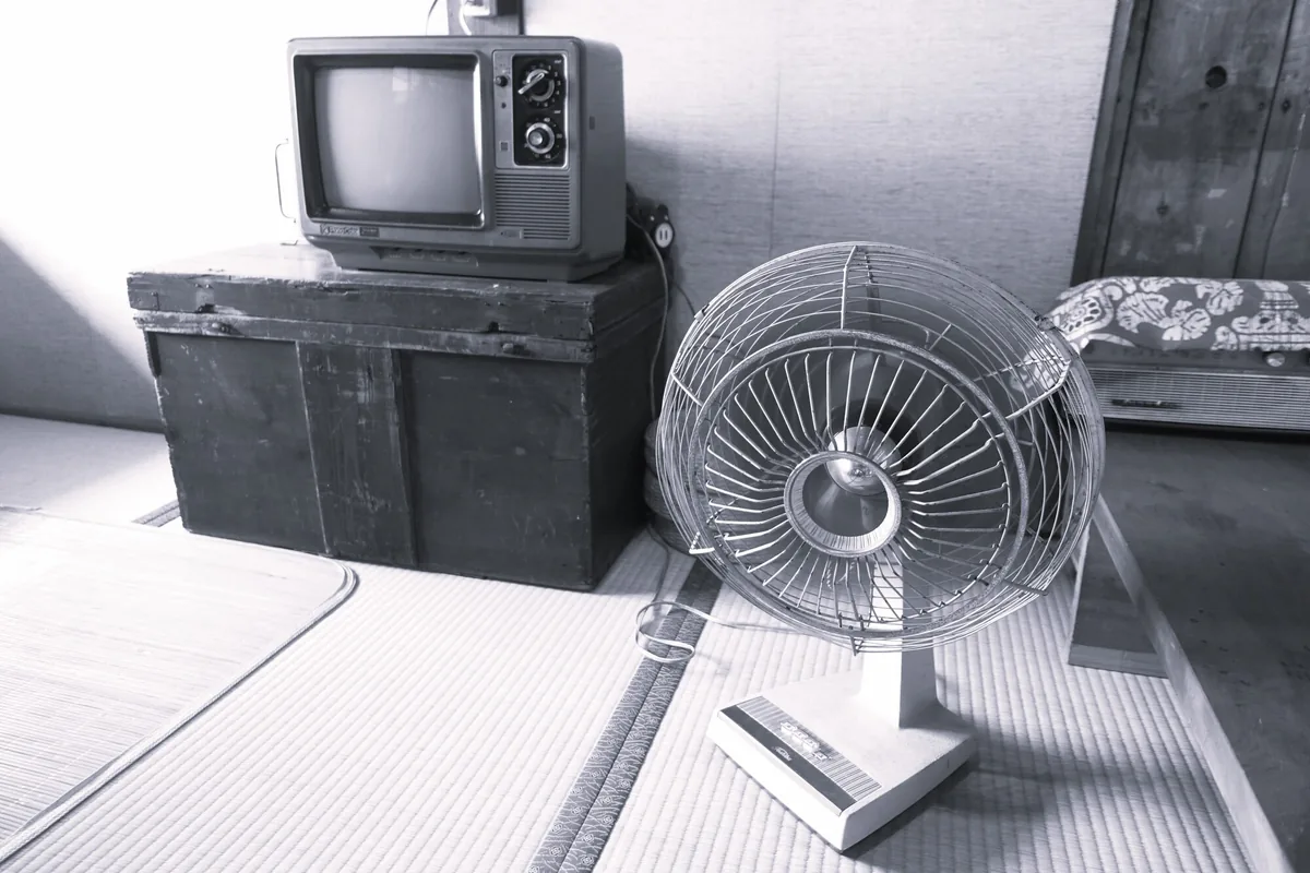 冷蔵庫やテレビなど家電製品が並んでいる様子