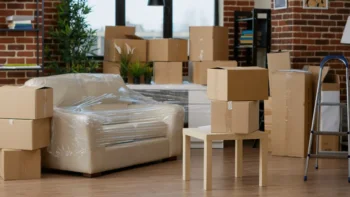 片付いた部屋に積まれた段ボール箱と家具の様子