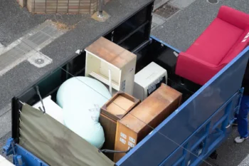洗濯機や冷蔵庫などの家電が回収されるトラックの荷台の様子