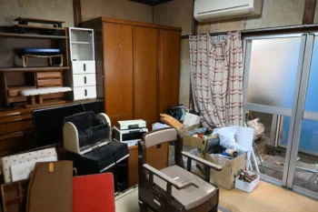 大型家具の粗大ごみが室内に置かれている様子