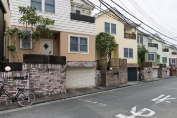住宅が立ち並ぶ街並みの風景