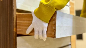 不要になった家具を運び出す様子を表した写真