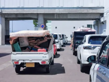 軽トラックの荷台に積まれた家具などの粗大ごみ