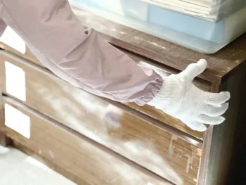 粗大ごみとして運び出される家具の様子