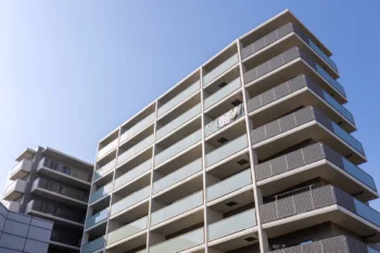 さいたま市南区の住宅街を思わせるマンションと街並みの風景
