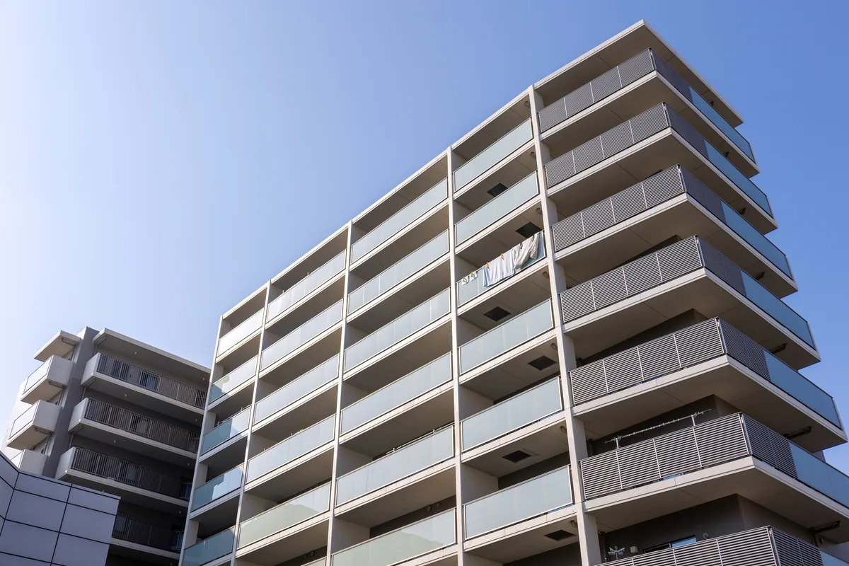 さいたま市南区の住宅街を思わせるマンションと街並みの風景