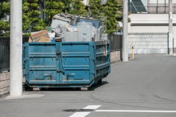 粗大ごみを軽トラックに積み込んでいる様子