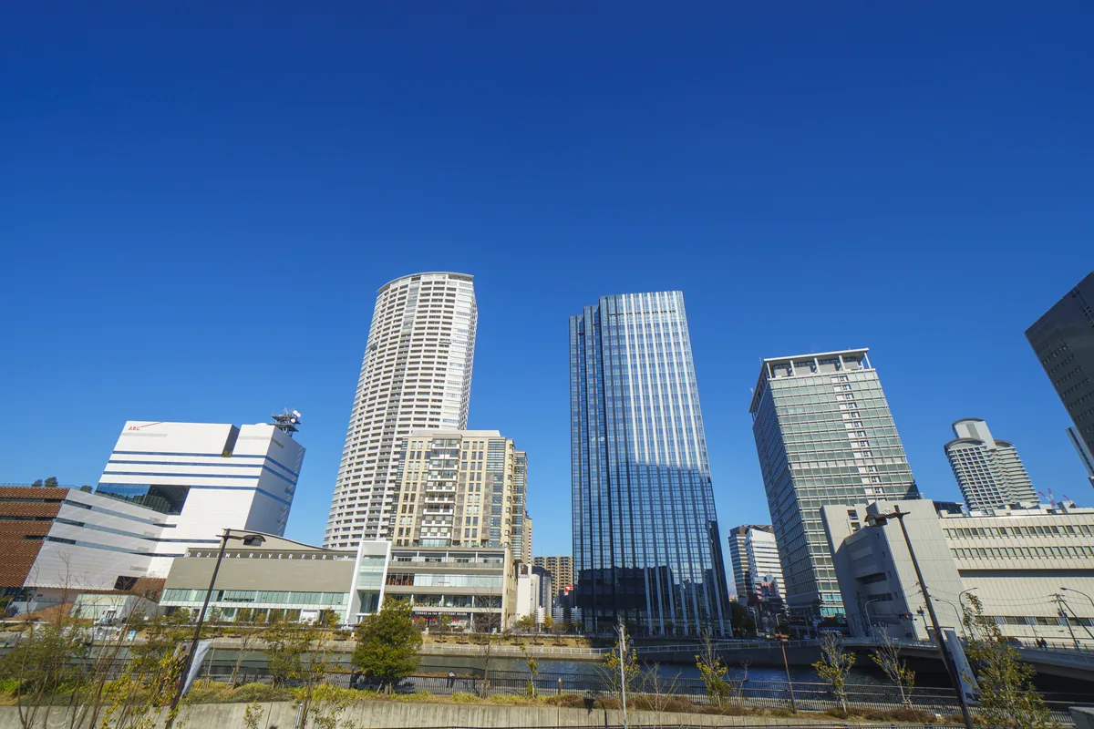 都市部に建ち並ぶマンションと街並みの風景