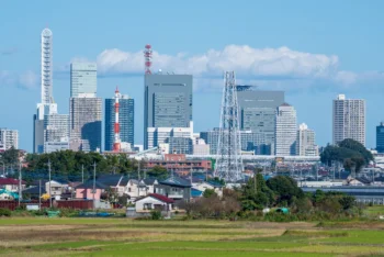 さいたま市を思わせるマンションと街並みの風景