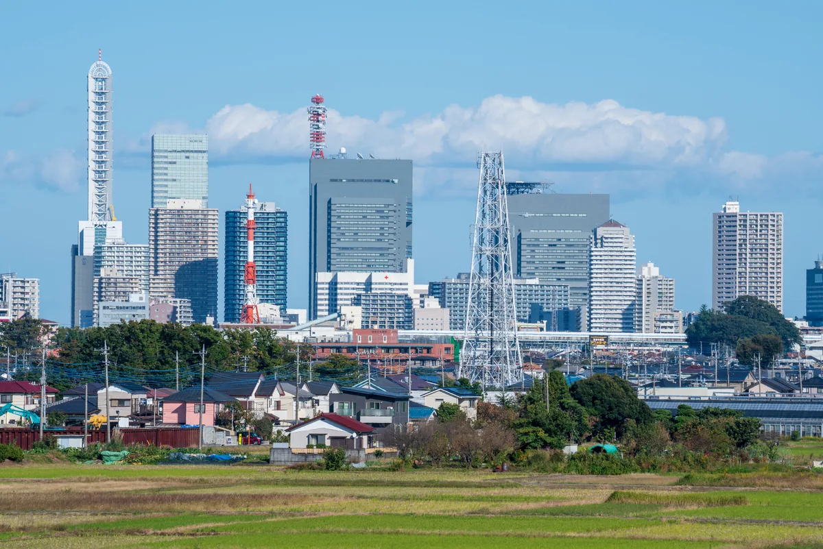 さいたま市を思わせるマンションと街並みの風景