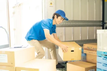 粗大ごみを軽トラックの荷台に積み込んでいる様子
