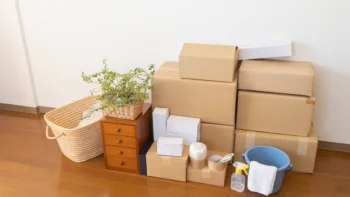 片付いた部屋に積まれた段ボール箱と荷物の様子