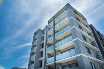 都市部に建ち並ぶマンションの外観を見上げた風景