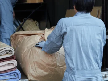 粗大ごみを軽トラックの荷台に積み込んでいる様子