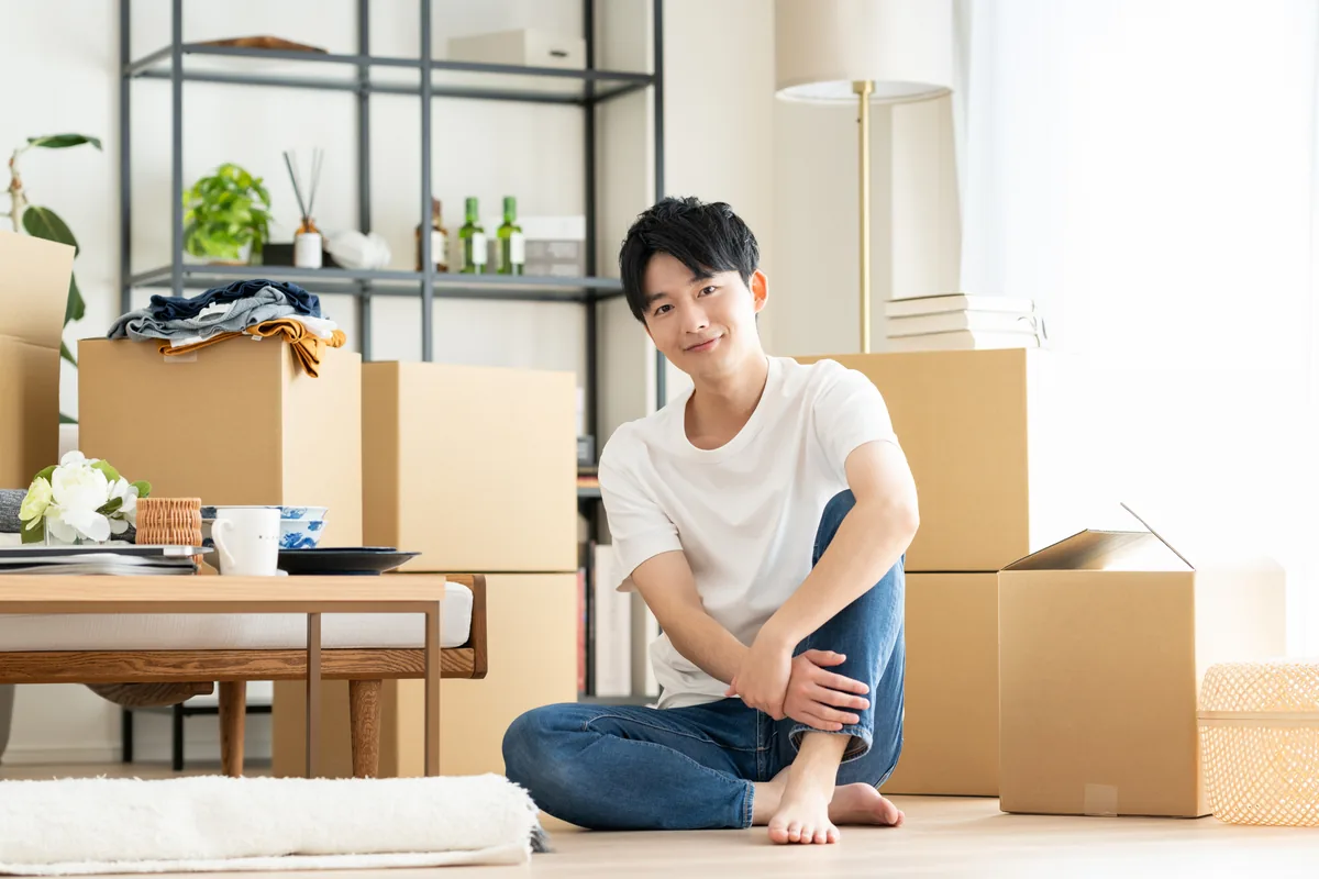 片付いた部屋に積まれた段ボール箱と生活用品