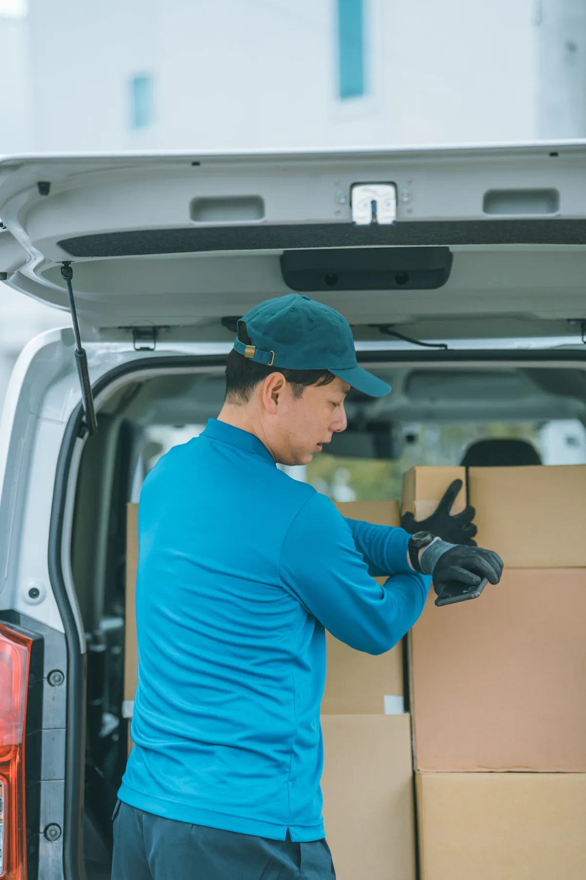 軽トラックの荷台に粗大ごみを積み込んでいる様子