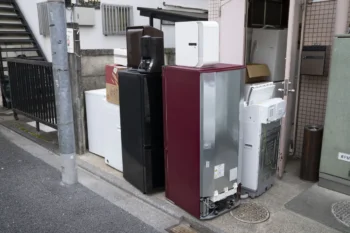 冷蔵庫や洗濯機などの家電が並び回収を待つ様子