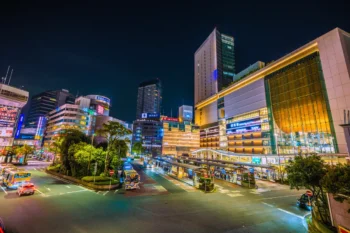 都市部に立ち並ぶマンションと街並みの風景