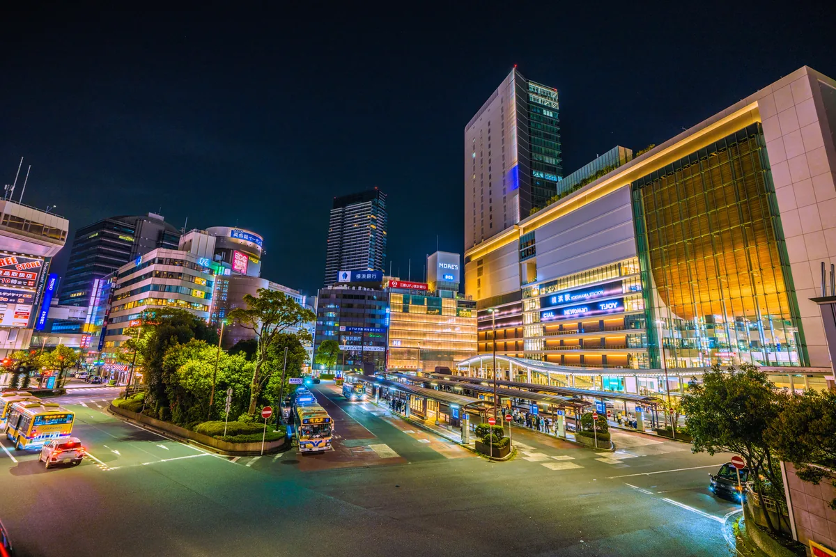 都市部に立ち並ぶマンションと街並みの風景