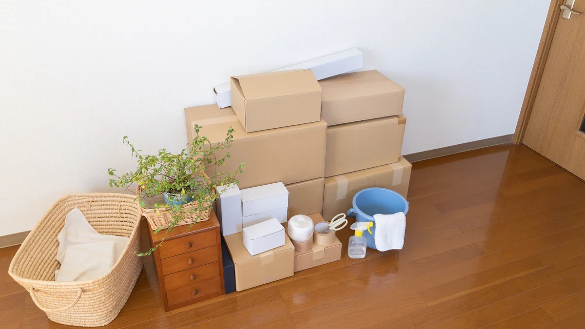 片付いた部屋に積まれた段ボール箱と荷物