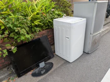 家電リサイクルのイメージ、冷蔵庫とテレビが並んでいる様子