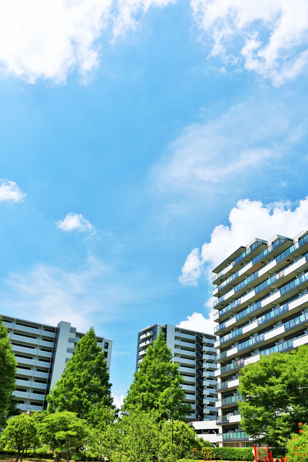 住宅街に並ぶマンションと街並みの風景