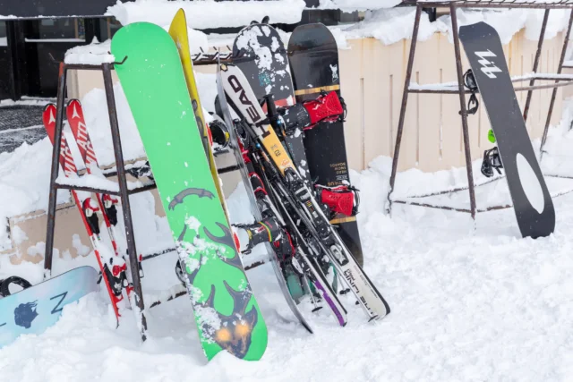 スノーボードやスキーブーツなどスキー板以外の用品はどう処分する？